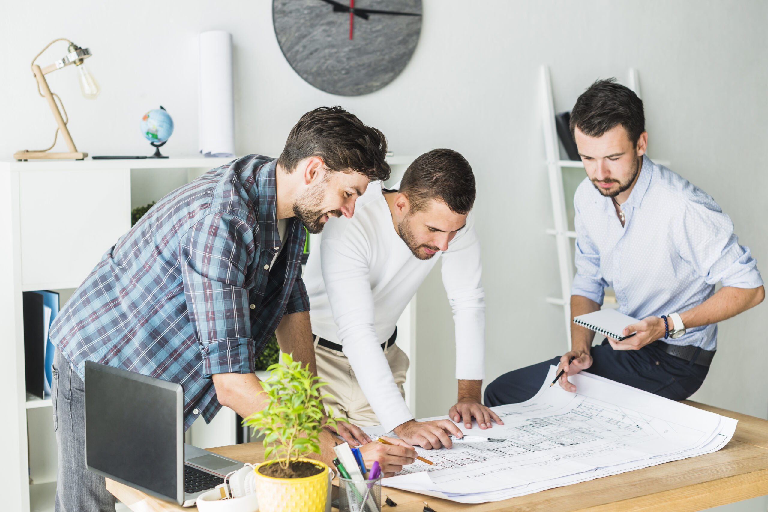 groupe-d-architecte-male-preparant-le-plan-directeur-au-bureau